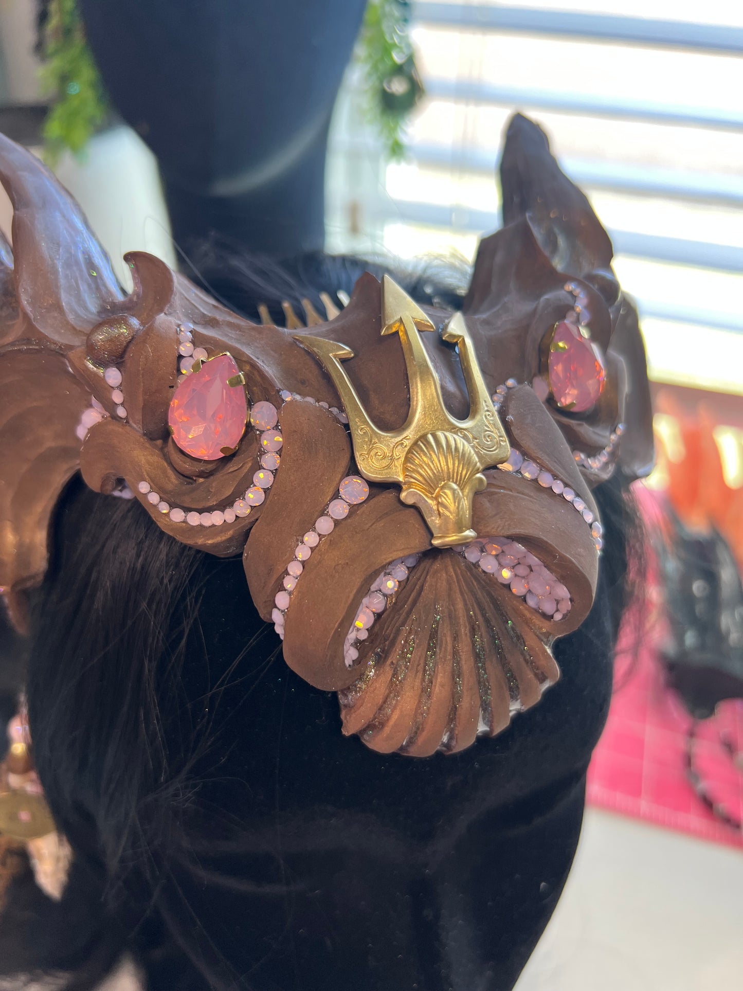 Brown/pink crown