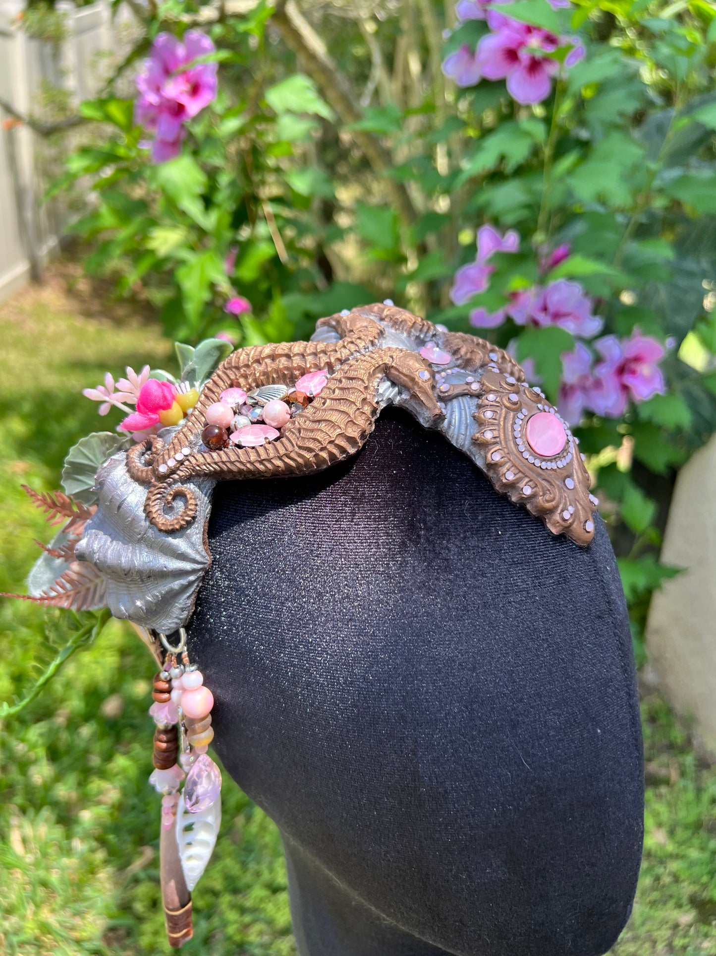 Bronze/pink seahorse crown