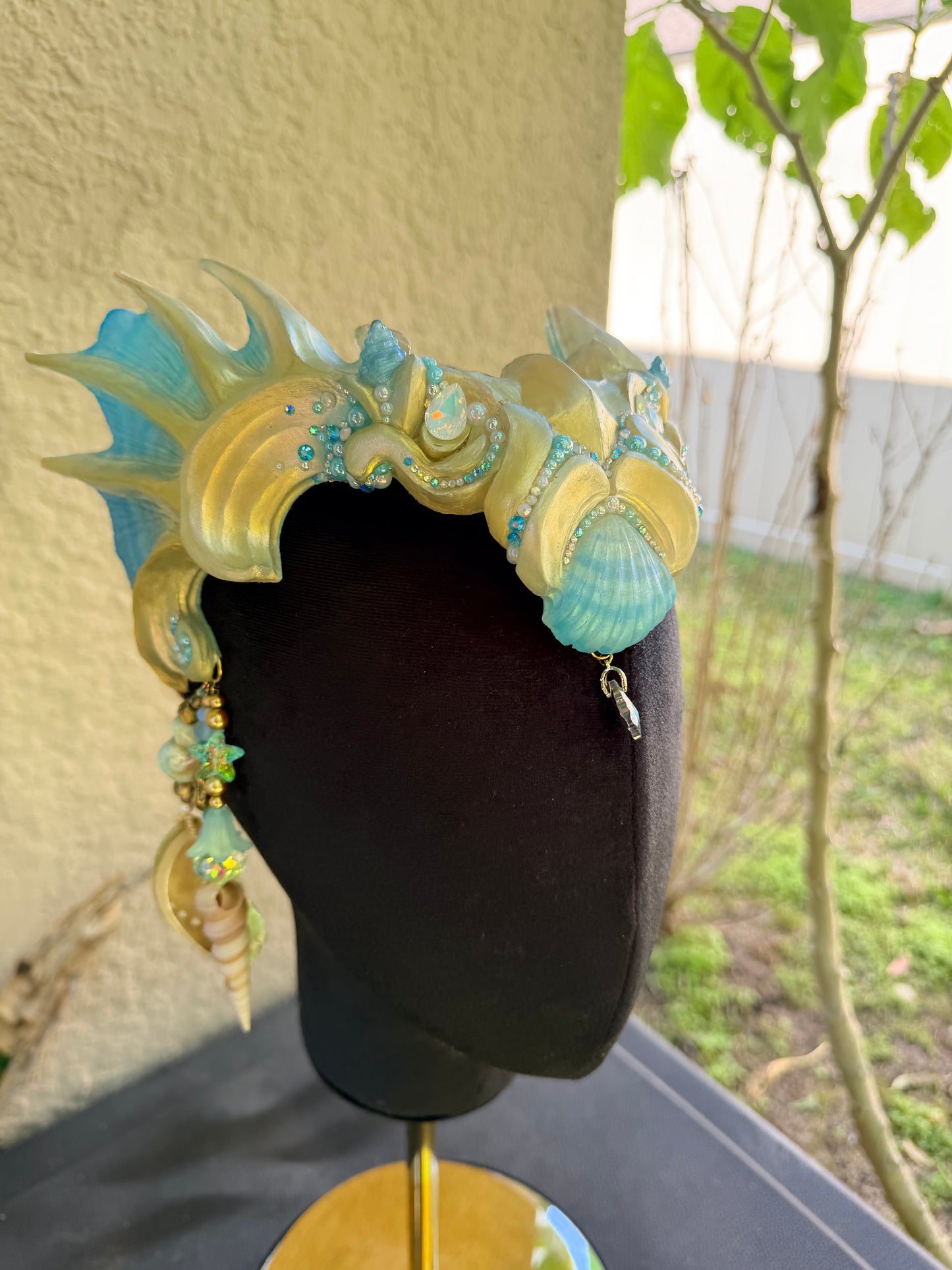 Gold/ blue/ white Calypso crown