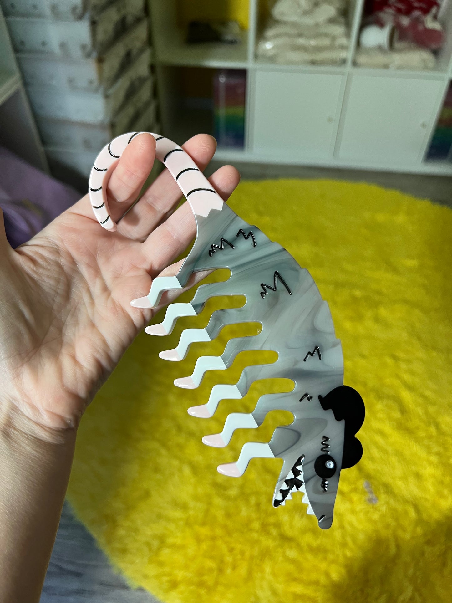 Opossum wet hair comb