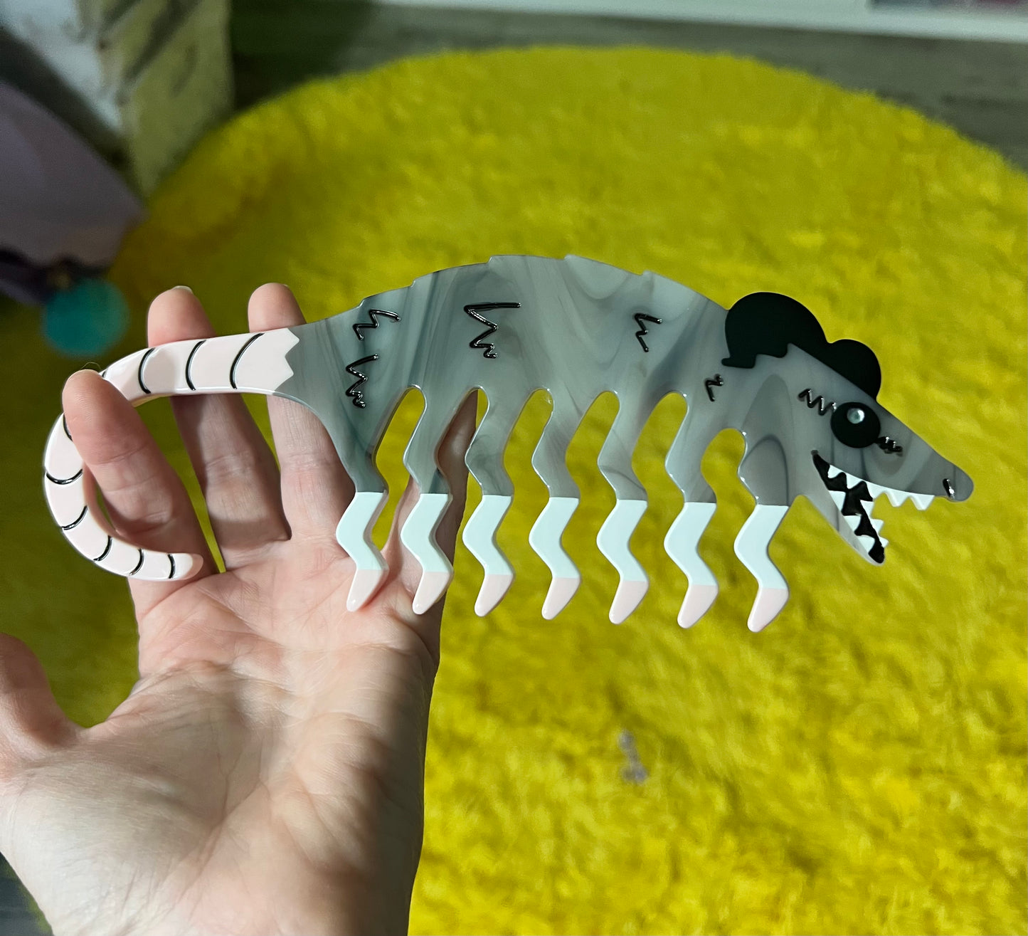 Opossum wet hair comb