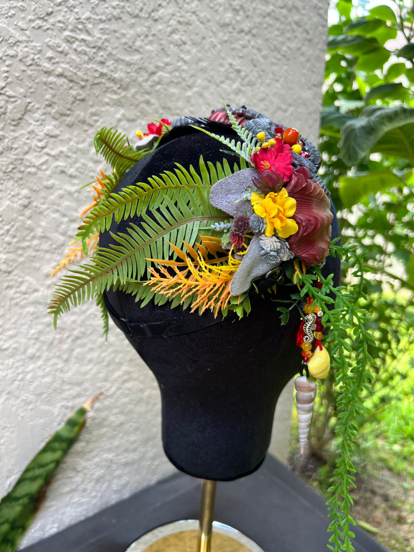 Black/red seahorse crown