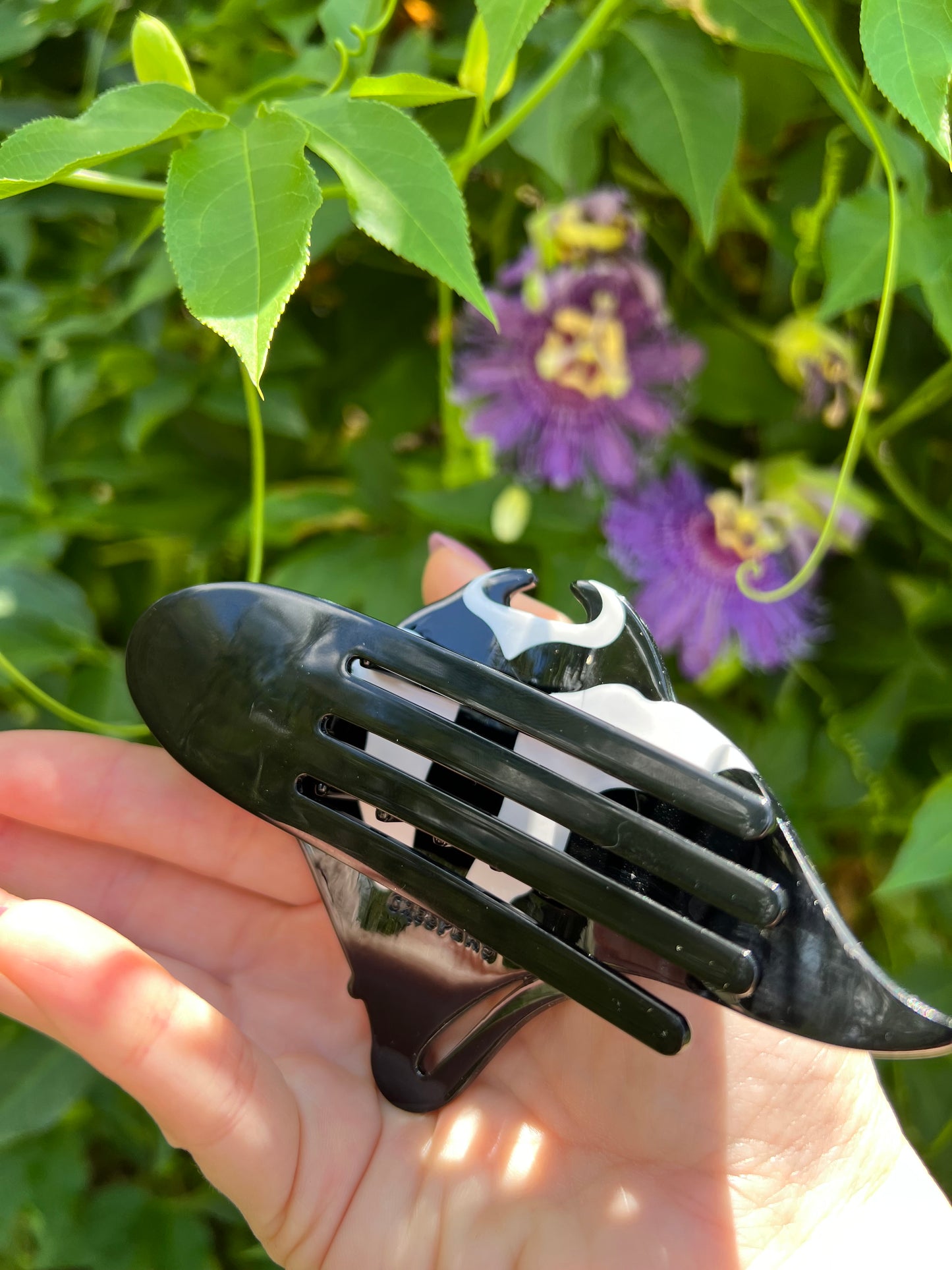Manta ray hair claw