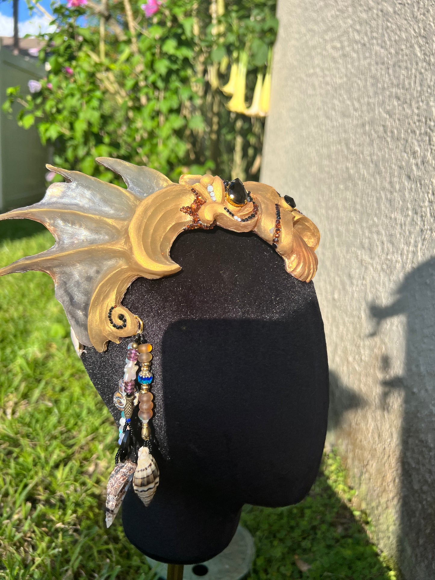 Gold/white crown