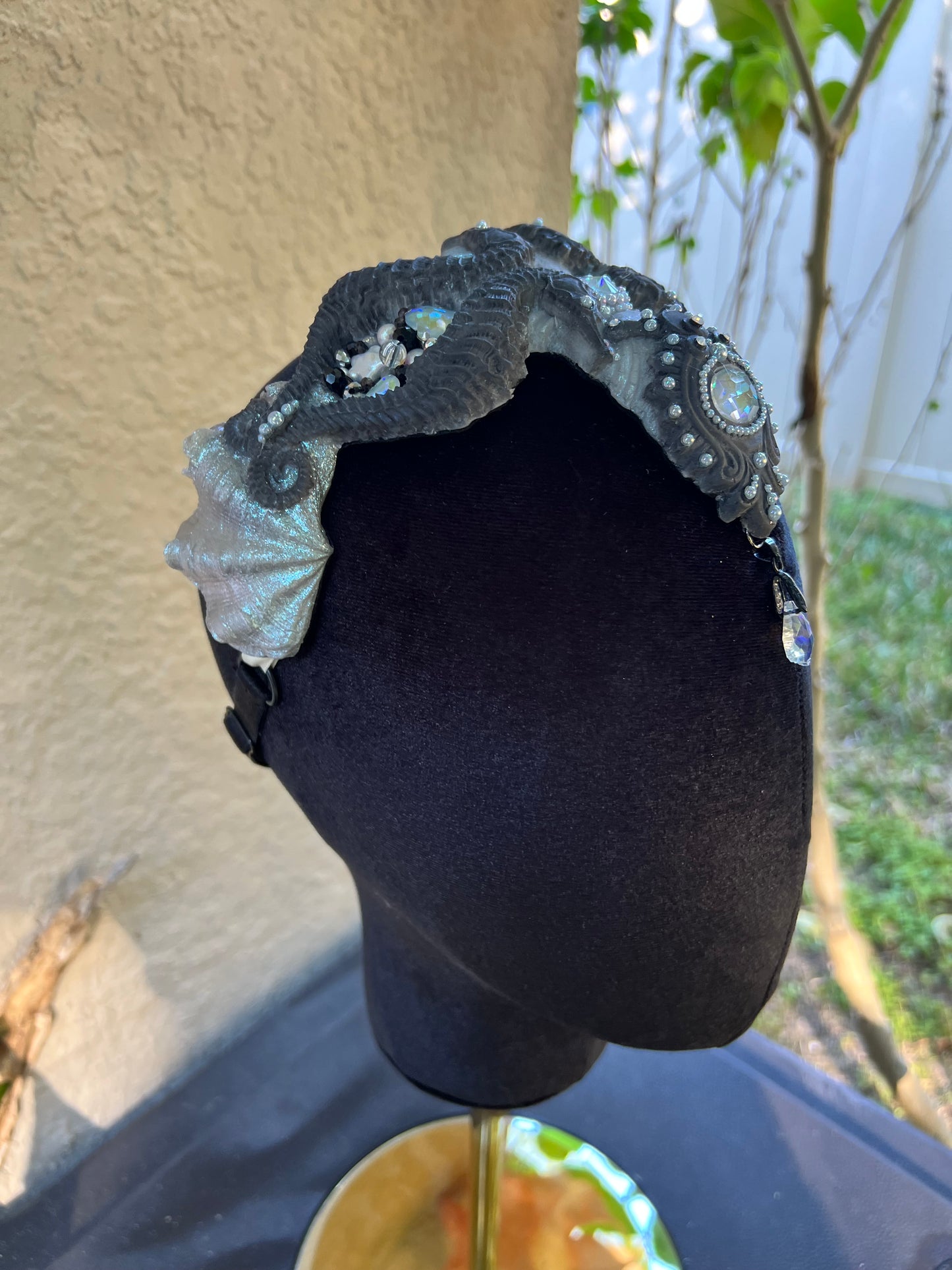 Black/ white seahorse crown