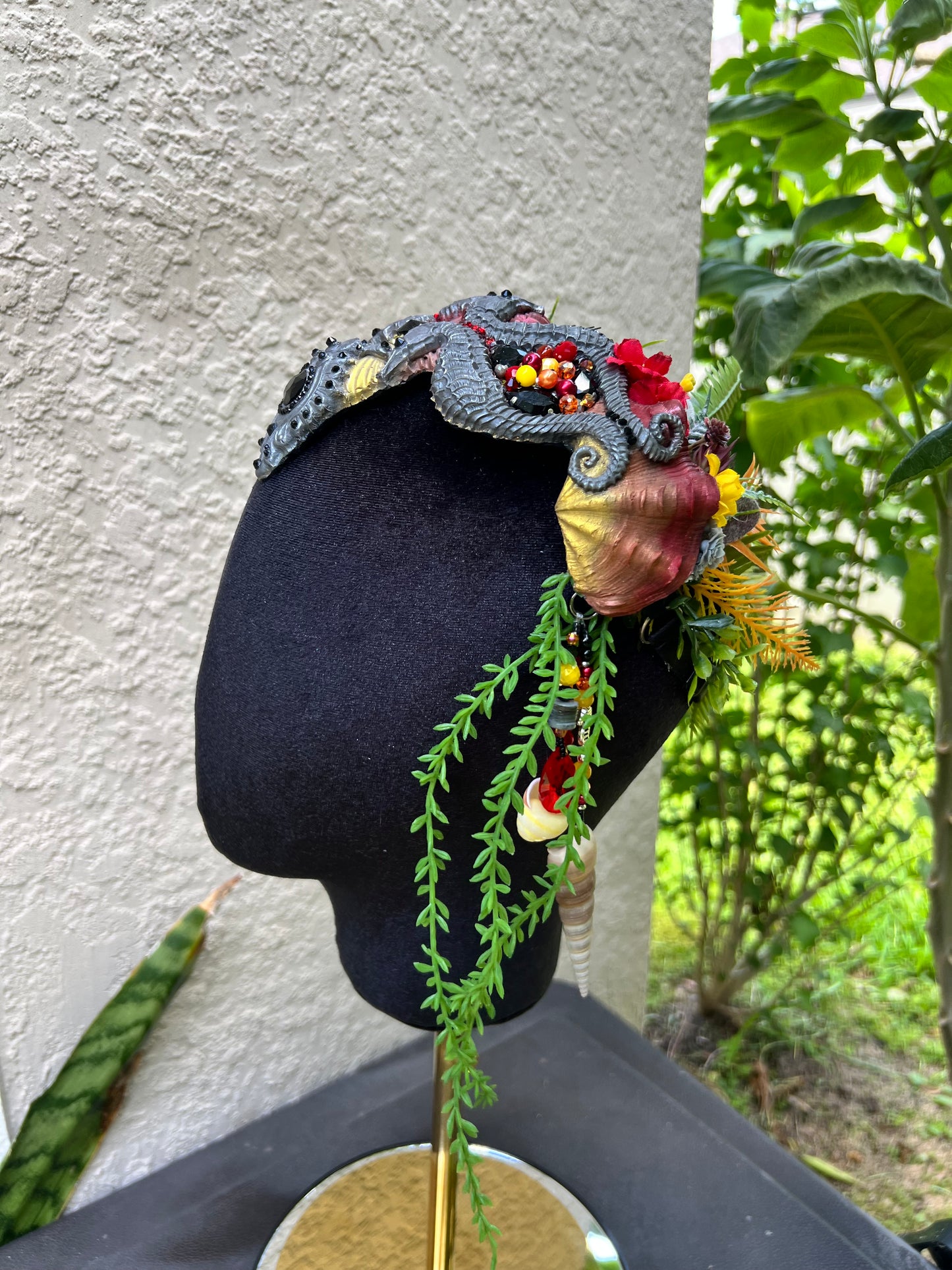 Black/red seahorse crown