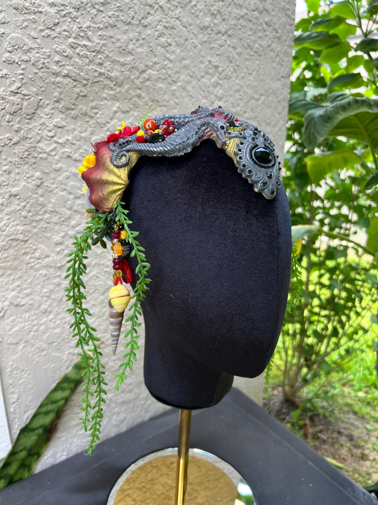 Black/red seahorse crown