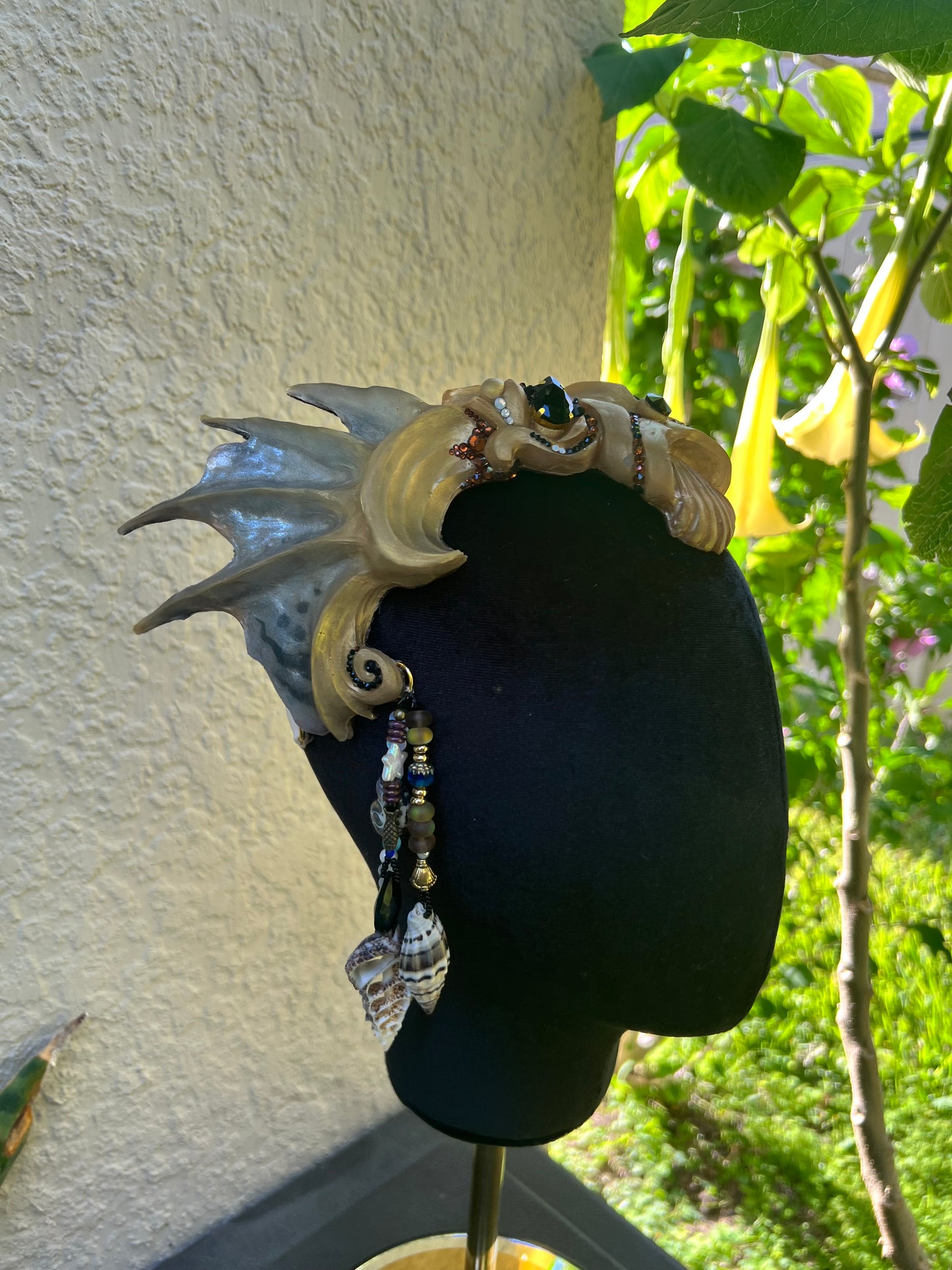 Gold/white crown